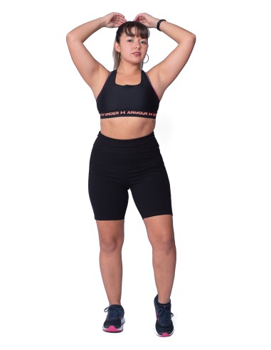 chica-usando-una-calza-biker